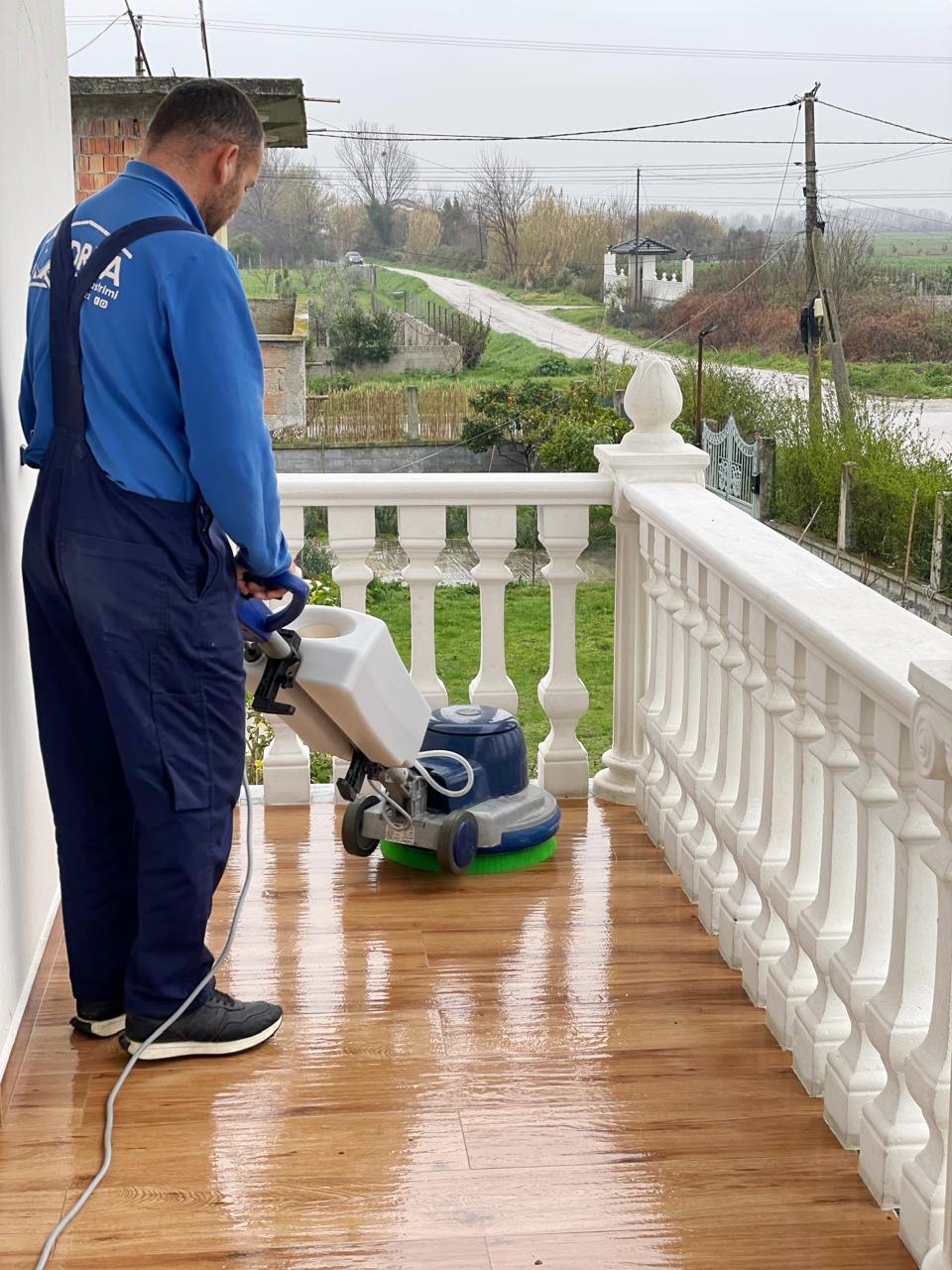 Kujdes për parket dhe moket